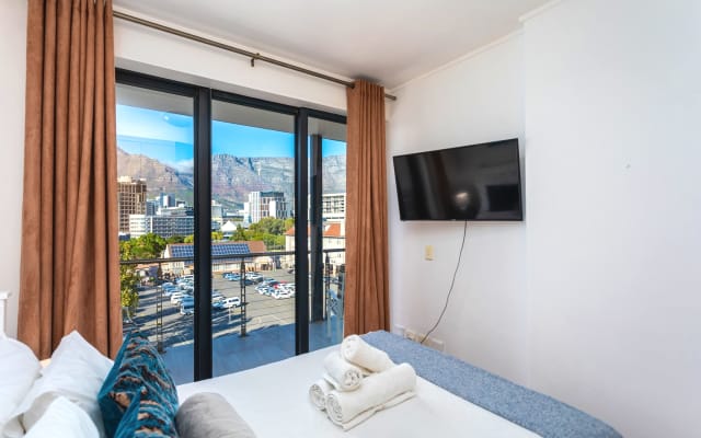 Mountain and City view 2 Bedroom appartment in Cape Town - Picture 7