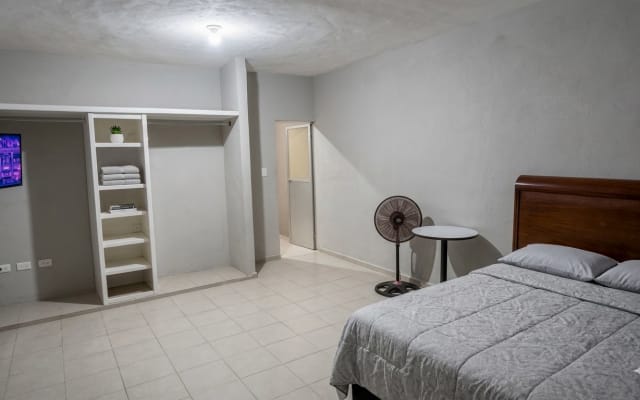 Habitación tipo estudio en segundo piso.