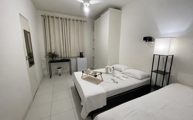 Habitación suite con nevera en Porto da Barra