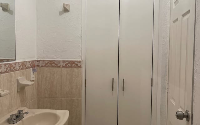 Chambre Queen size, salle de bain privée, parking gratuit "4:20" à 16 min d'Akron - Photo 8
