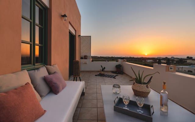 AVRA cozy sea front studio Oia/Baxedes