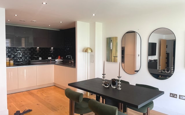 Modern 2 bed 2 bath Zone 1 flat near Elephant & Castle