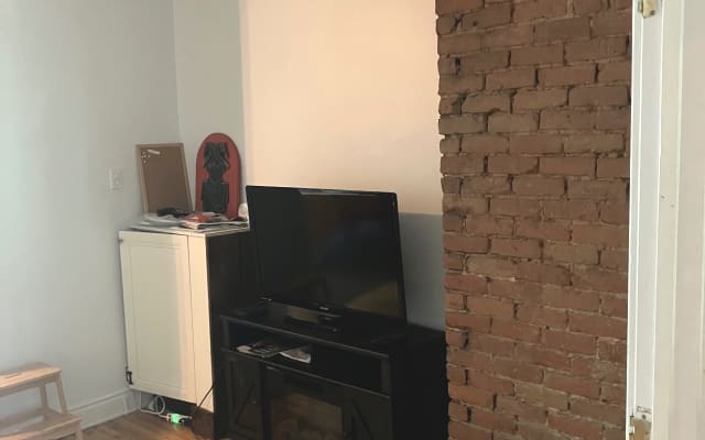4 1/2 (55 m2) avec balcon, au cœur du quartier festif du Village