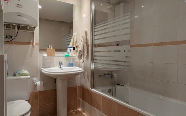 Chambre avec salle de bain privée dans un appartement en colocation...