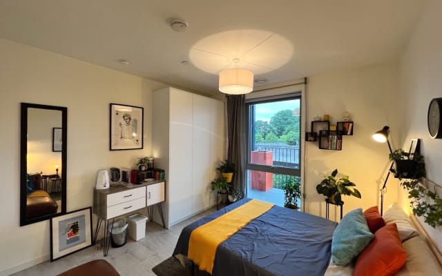Chambre élégante, salle de bains privative, espace de travail et vue...