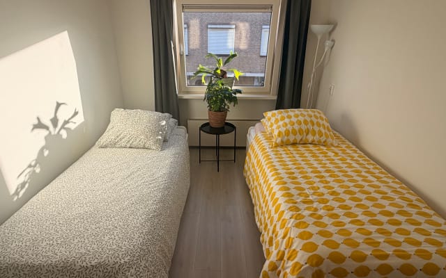 Quarto duplo luminoso e acolhedor perto de Amesterdão e de Zaanse...