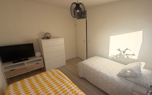 Quarto duplo luminoso e acolhedor perto de Amesterdão e de Zaanse...