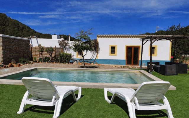 Traditionelles Haus mit Pool in Strandnähe