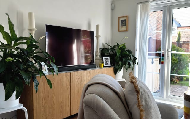 Neu renoviertes Schlafzimmer mit Kingsize-Bett
