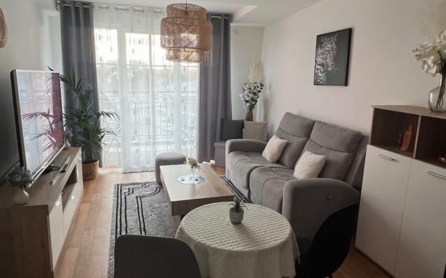 Room in a new apartment, direct access to Line 14, ideal location