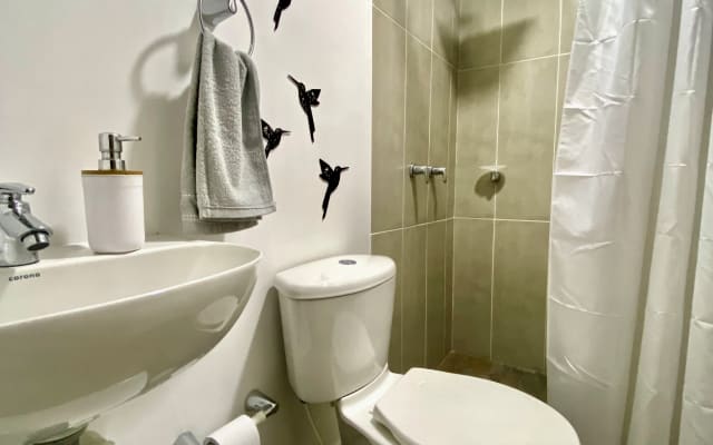 Superbe appartement sans vue, situé à deux pâtés de maisons du parc