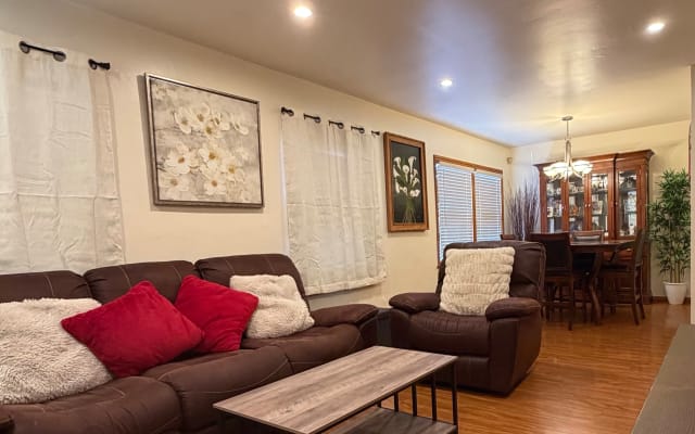 Cozy and clean room in convenient Long Beach