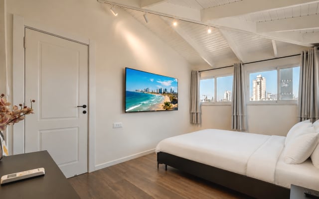Inclusive Luxury Penthouse | Central Location | Private Rooftop & Park