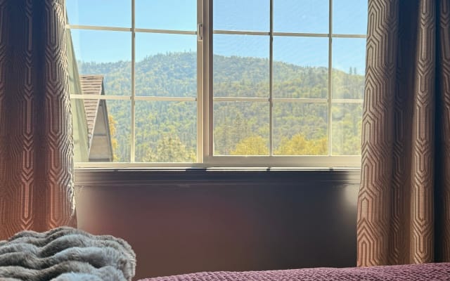 Chambre « Hudson Queen » au Mountain Daddies Bed & Breakfast