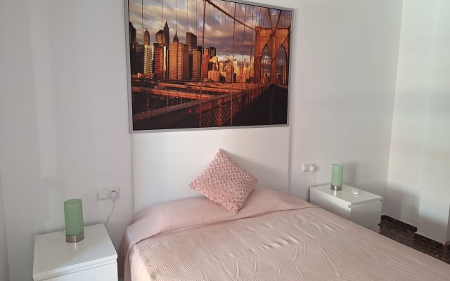 Spacious room with a private bathroom in the city center