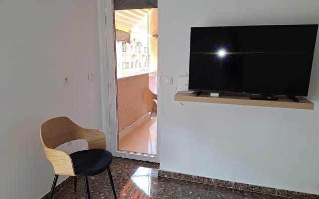 Spacious room with a private bathroom in the city center
