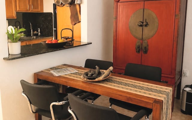 Schlafzimmer mit Kingsize-Bett – komplette Wohnung