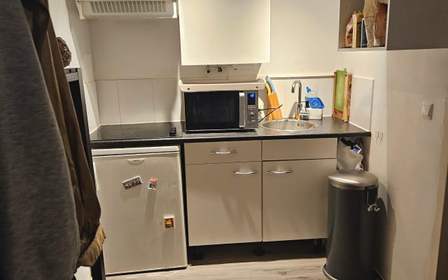 A small, quiet studio in a great location, a 10-minute walk from the...
