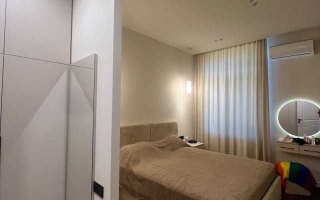   Preciosa habitación en un elegante piso en el centro de la ciudad
