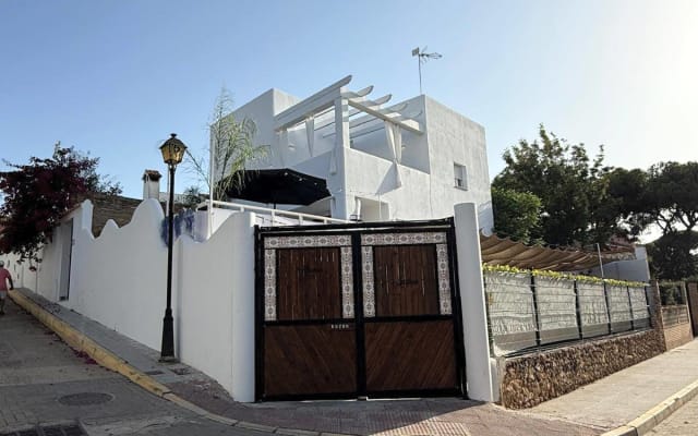 Alhama House with a heated pool in the best area of Punta Umbría