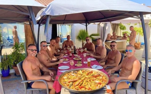Carlos's listing on misterb&b - Common areas: dining room, pool