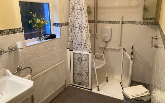 Davids Inserat auf misterb&b - Voll ausgestattetes Badezimmer mit begehbarer Dusche. Frische Handtücher, Badetücher und Bademäntel. Duschgel. Handseife. Etc. 