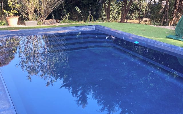 camera confortevole con piscina