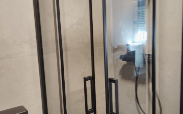 Helles, verkehrsgünstig gelegenes Zimmer mit eigenem Bad.