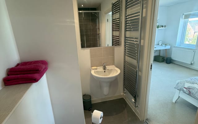 Habitación privada con baño propio. Espacio amplio, limpio y luminoso.