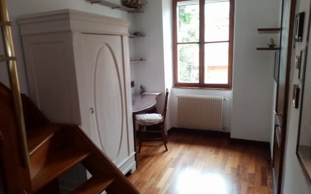Quarto individual com casa de banho partilhada