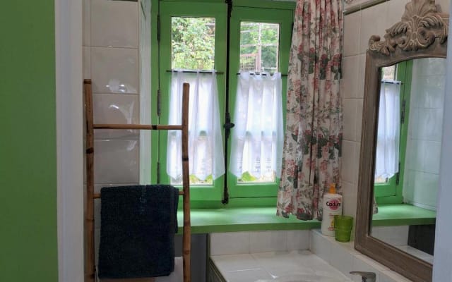 Habitación de huéspedes en una casa rural bretona del siglo XVIII