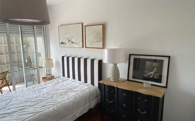 Um apartamento muito bonito e luminoso situado no porto de Toulon