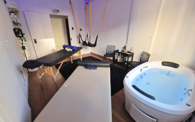 Quarto amplo em Studio de Massagem famoso no X