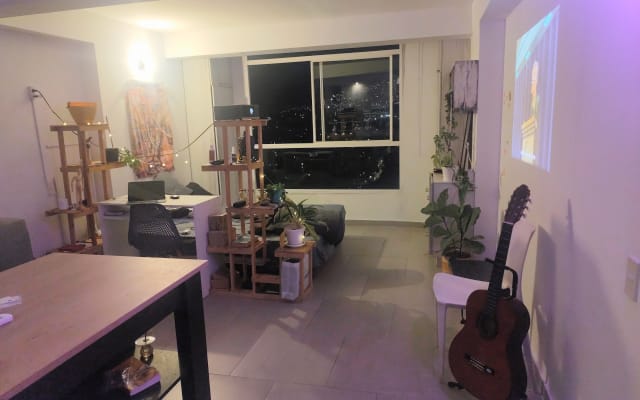 no centro da cidade, um apartamento pequeno, mas com boa energia