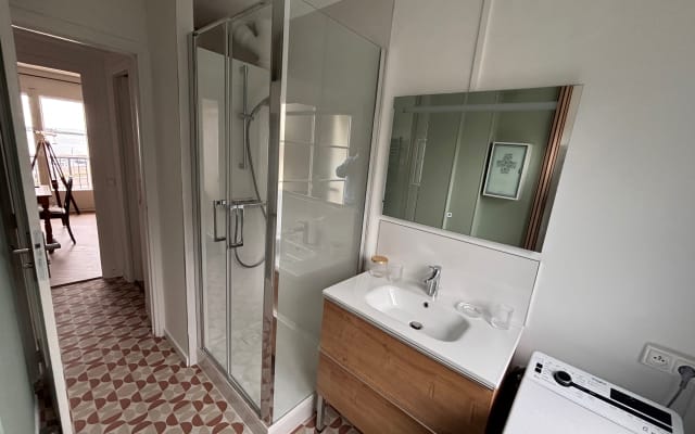 Apartamento recém-remodelado com vista para o mar, 2 quartos e varanda