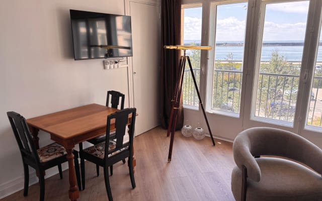Apartamento recém-remodelado com vista para o mar, 2 quartos e varanda