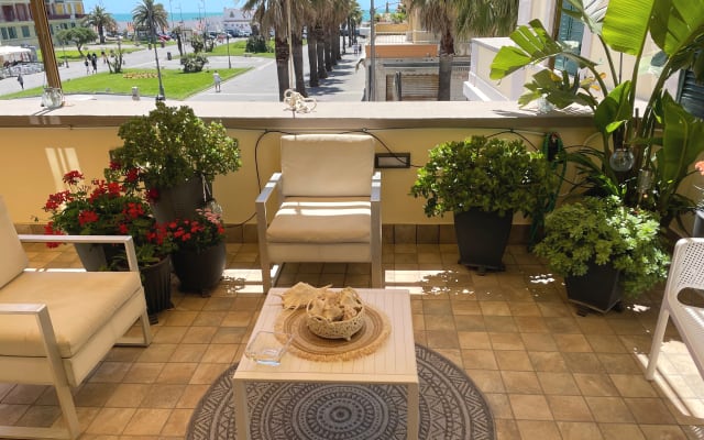 Unterkunft in historischem Gebäude mit Terrasse mit Meerblick