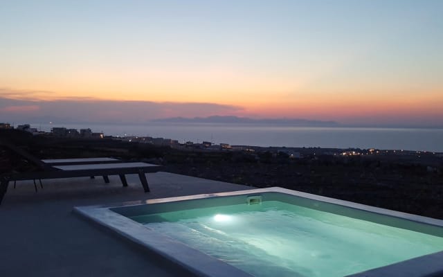 Deluxe Villa in Oia with Plunge Pool and Sea & Sunset view