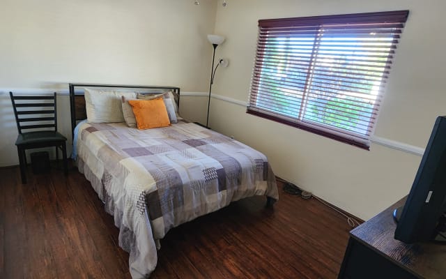 Privatzimmer-Oase mit Pool in Van Nuys