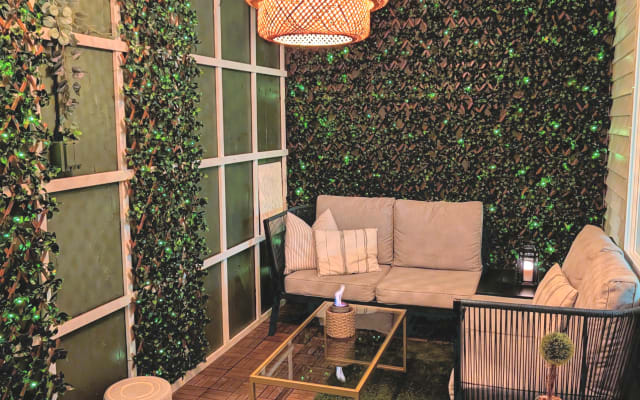 Suite accogliente e moderna con patio privato.