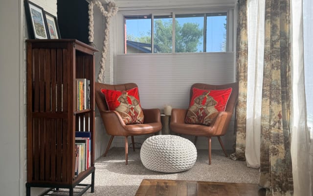 Cozy guest room in great neighborhood & 2 blocks from a great park.