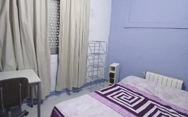 Blue room with a double bed available in Barcelona: