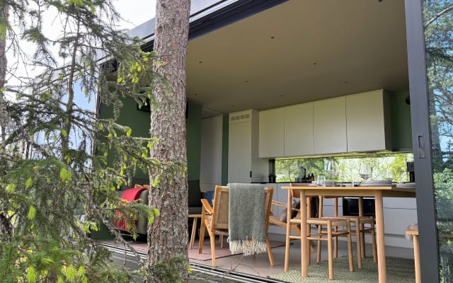 Cabaña moderna diseñada por el estudio de arquitectura Snøhetta, con...