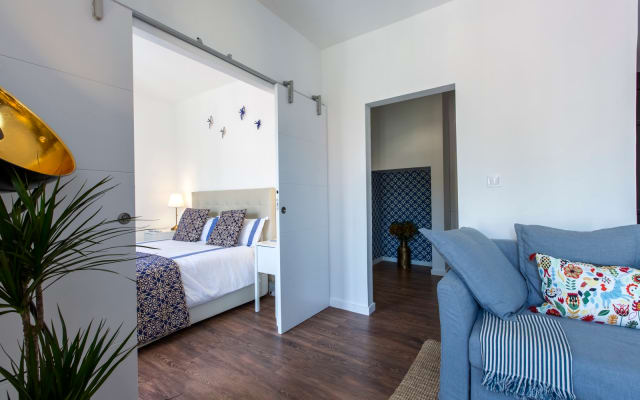 Bright Central Lisbon Apartment with Balcony & Castle Views