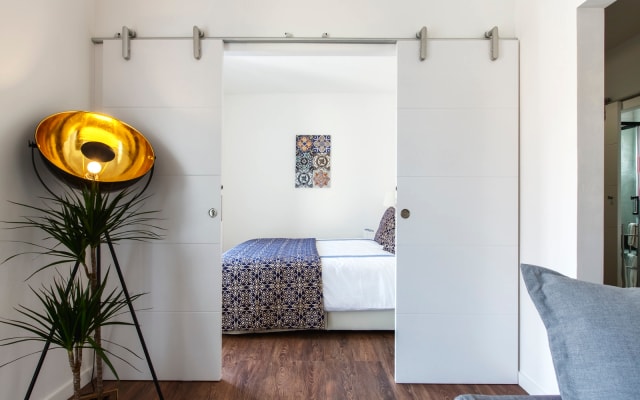 Bright Central Lisbon Apartment with Balcony & Castle Views