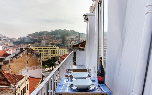 Bright Central Lisbon Apartment with Balcony & Castle Views