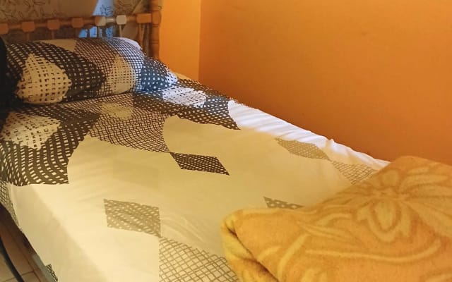 Camera arancione con letto a castello disponibile a Barcellona: