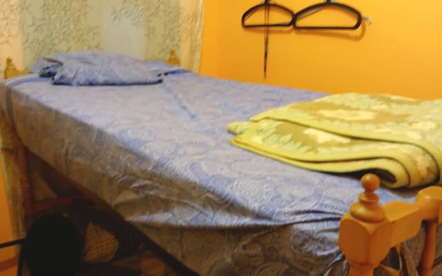 Camera arancione con letto a castello disponibile a Barcellona: