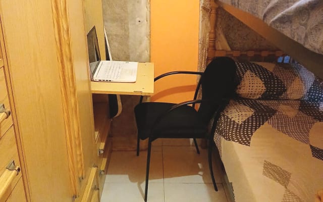 Chambre orange avec lits superposés disponible à Barcelone :