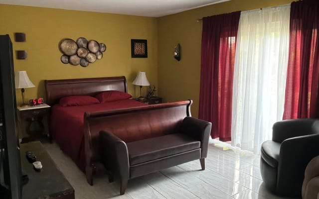 Relájate y descansa: habitación privada con piscina en un...